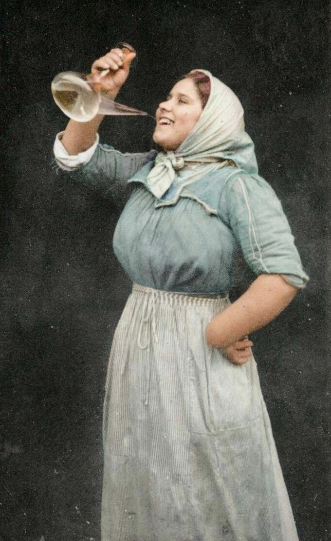 Una noia bevent vi blanc a galet amb un porró, a finals del s. XIX.   

📸Fons Joan Amades