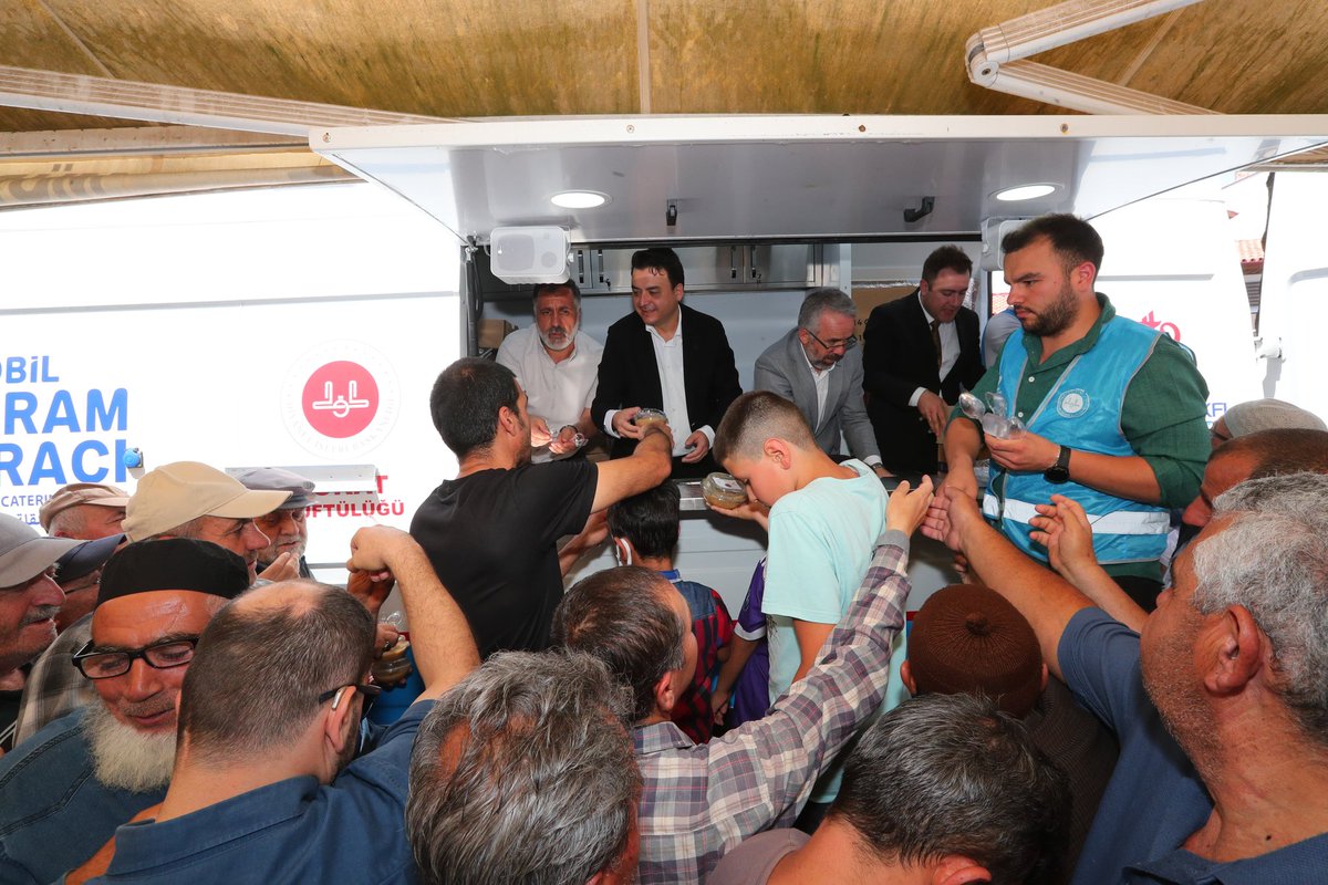 Tokat Valiliği (@tokatvaliligi) on Twitter photo Valimiz <a href="/abdullahkoklu/">Abdullah Köklü</a>, Muharrem Ayı vesilesiyle Valiliğimiz öncülüğünde Tokat İl Müftülüğümüz ile birlikte Ali Paşa Camii bahçesinde düzenlenen Aşure Dağıtım Programı’na katıldı. Valimiz <a href="/abdullahkoklu/">Abdullah Köklü</a>, Muharrem Ayı vesilesiyle Valiliğimiz öncülüğünde Tokat İl Müftülüğümüz ile birlikte Ali Paşa Camii bahçesinde düzenlenen Aşure Dağıtım Programı’na katıldı.
