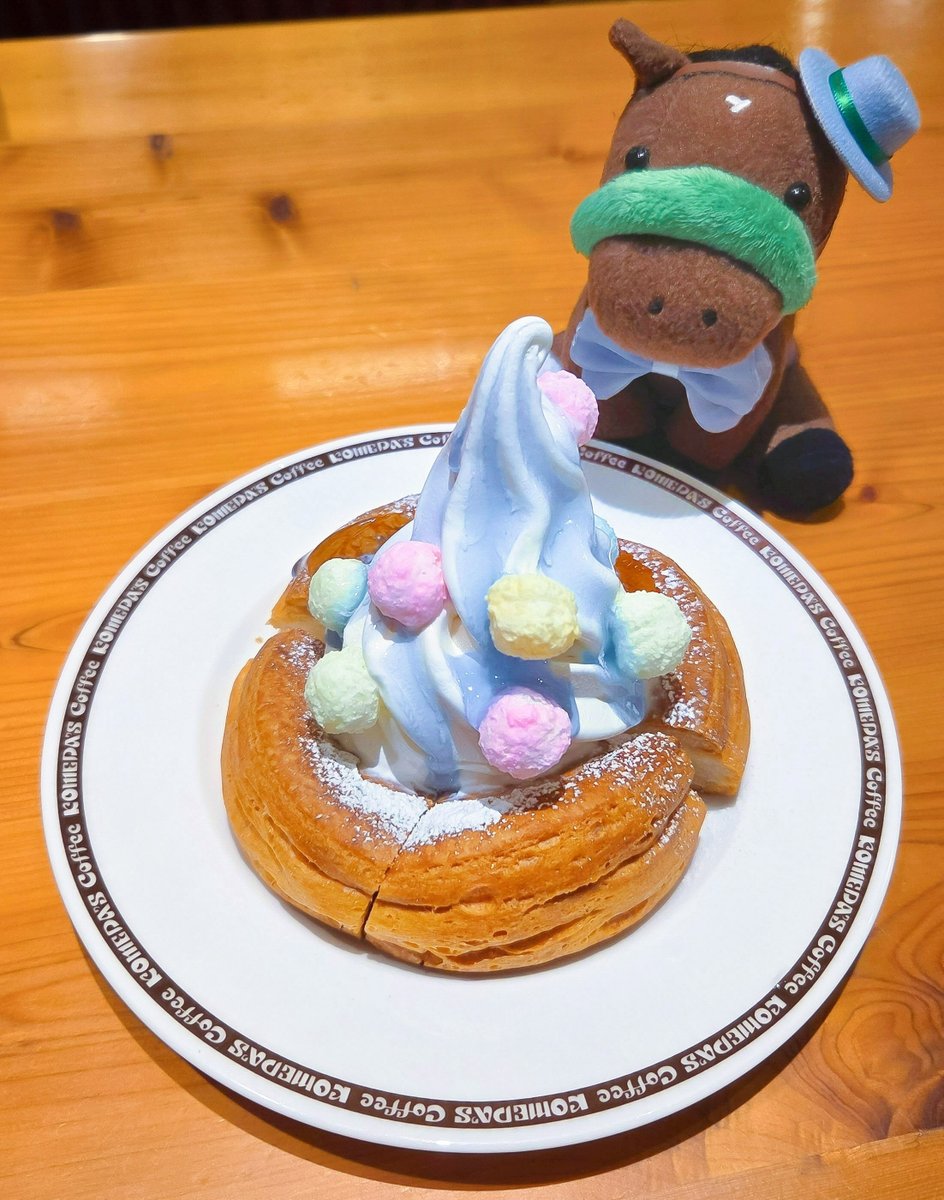 umma66x's tweet image. コメダ珈琲の限定コラボメニュー🩵
『クッピーラムネ シロノワール』
ラムネ味のシロップとクッピーラムネに使われてる甘酸っぱいパウダーがかかった、お馴染みのソフトクリーム×デニッシュ💫
サクッとひんやり爽やかで美味しかったです😋🫧