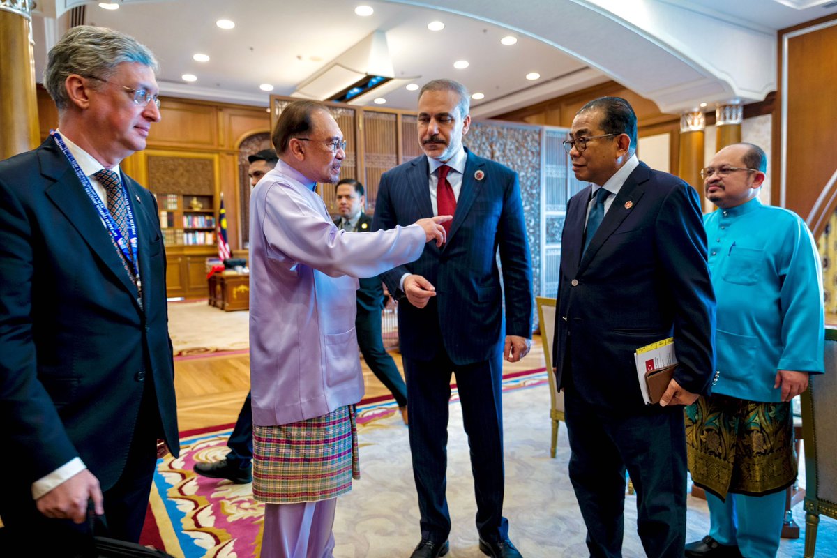 Turut hadir bersama YAB Perdana Menteri, Dato’ Seri Anwar Ibrahim semasa kunjungan hormat Menteri Luar Negeri Republik Türkiye, TYT Hakan Fidan ke atas beliau di Bangunan Perdana Putra, Putrajaya.

Menteri Luar Negeri Türkiye berada di Malaysia sempena Mesyuarat Menteri-Menteri