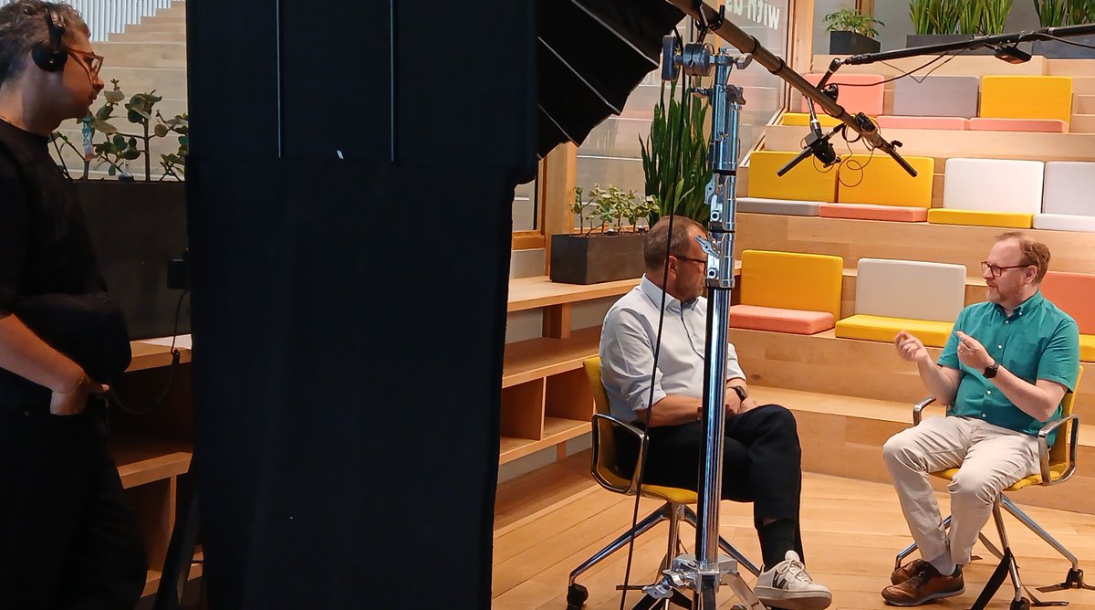 Our project's coordinator, Jason Pridmore, was interviewed by Jan Laurijssen!
What do they talk about?
The discussion centred on the emergence of a new way of working, in which smart technology supports, rather than replaces, employees.
Stay tuned for the full interview 🔜