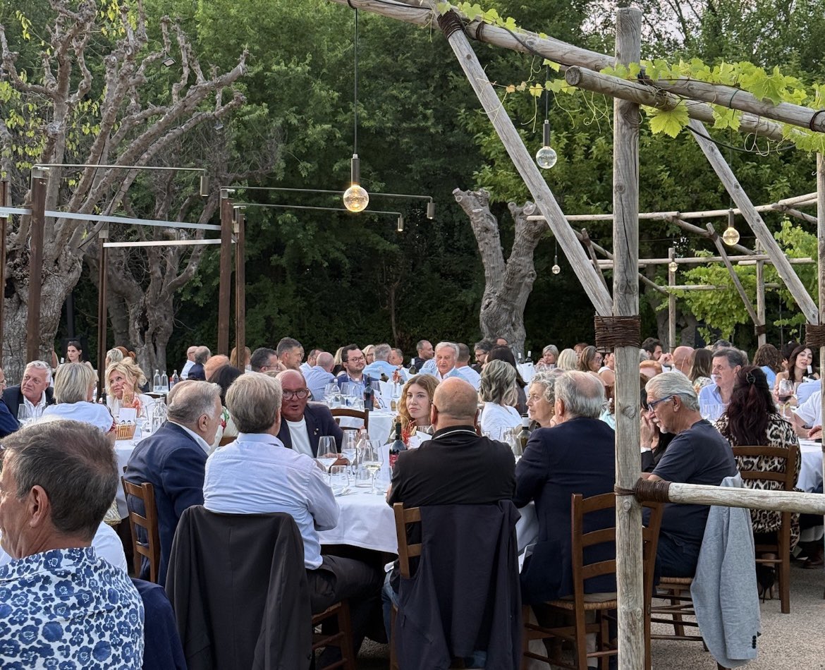Ieri sera a Desenzano del Garda con il Sen. Paroli, l’On. Sorte, l’On. Salini, la consigliera regionale Carzeri, provinciale Gagliardi e tanti amministratori locali, abbiamo partecipato alla Cena d’Estate dell’associazione Tommaso Moro ospiti della Presidente Paola Vilardi.