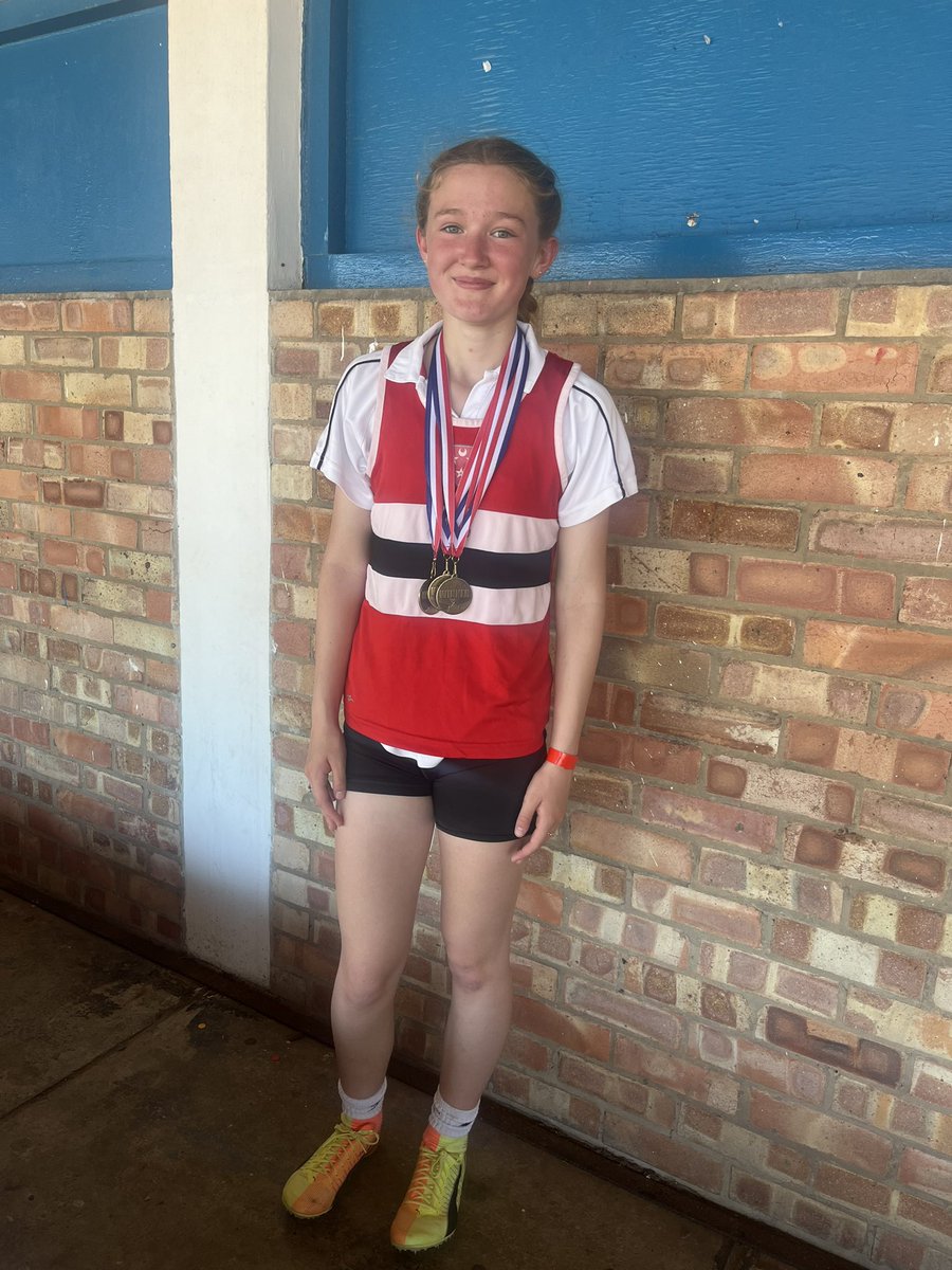 3 golds 🥇🥇🥇 This time in the Year 8 girls 300m 🥇👏