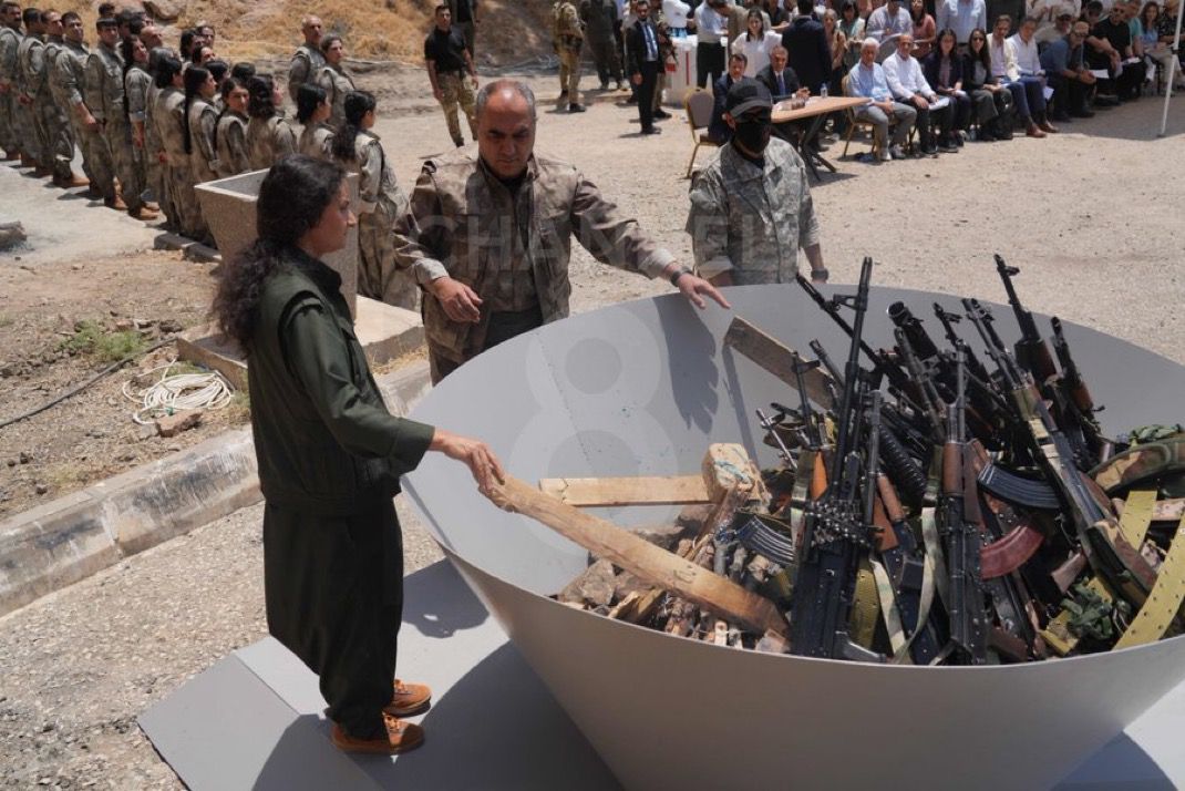 Silahları imha eden terör örgütü PKK’lı grup içerisinde örgütün ele başlarından Bese Hozat, Behzat Çarçel ve Tekoşin Ozan’ın olduğu görüldü.

Terörsüz Türkiye🇹🇷