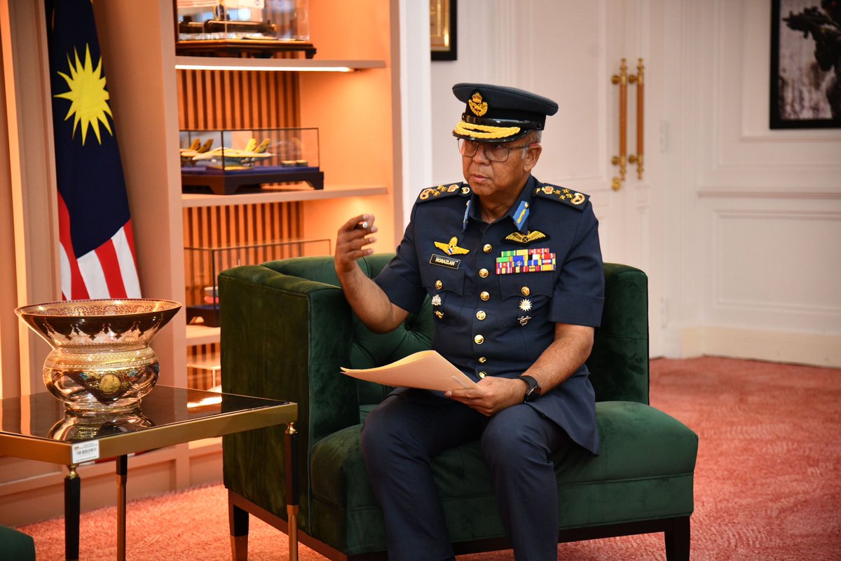 Menerima kunjungan hormat Panglima Tentera Udara yang baharu, Jeneral Dato’ Sri Haji Muhamad Norazlan bin Aris TUDM di Wisma Pertahanan.

Beliau memulakan tugas sebagai Panglima Tentera Udara pada 26 Jun 2025 menggantikan Jeneral Tan Sri Dato’ Sri Mohd Asghar Khan bin Goriman