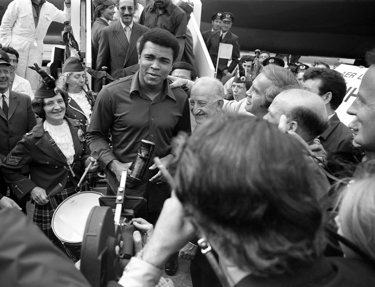 DublinAirport's tweet image. "When he stepped off the plane, the people went wild"
It was on this day in 1972 that Muhammad Ali arrived at Dublin Airport ahead of his fight against Al "Blue" Lewis at Croke Park.🥊