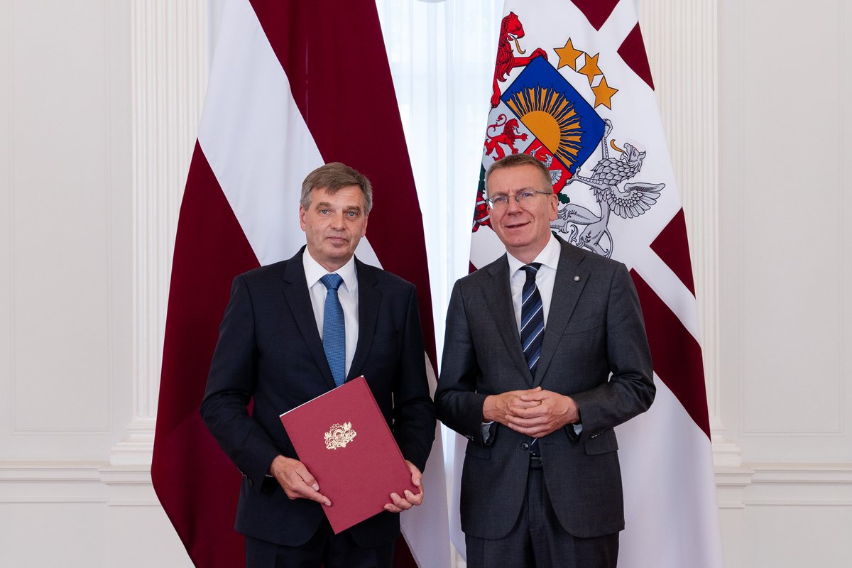President of Latvia <a href="/edgarsrinkevics/">Edgars Rinkēvičs</a> presents a letter of credence to Normans Penke, the incoming Ambassador of Latvia 🇱🇻 to Sweden 🇸🇪

🔗 mfa.gov.lv/en/article/inc…