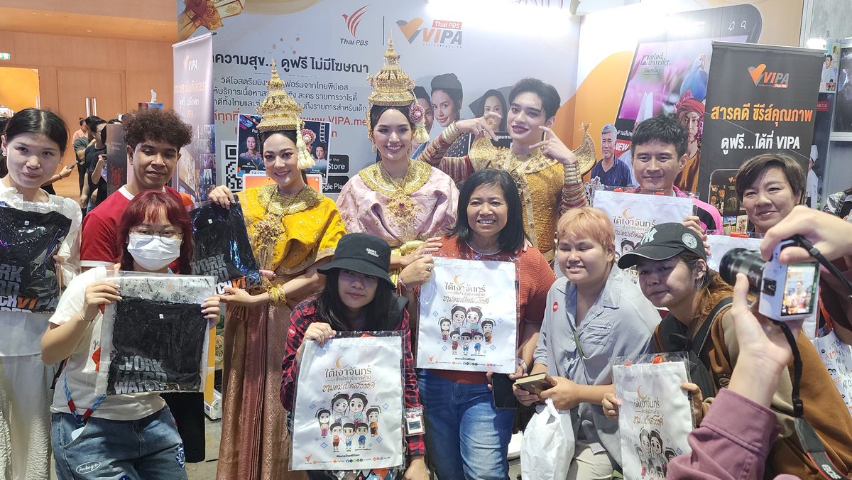 ชื่นมื่นอบอุ่น! บรรยากาศทีมเหล่านักแสดงจากละคร #หม่อมเป็ดสวรรค์ นอกจากมาโชว์แสดงละครนอกที่งาน Splash แล้ว ยังมาร่วมพูดคุยพบปะกับเหล่าแฟน ๆ ละครอย่างใกล้ชิด ณ บูธไทยพีบีเอส  ที่ชวนแพลตฟอร์ม VIPA มาทำความรู้จักกับเหล่าคนทำหนังในงาน #TCX2025 มหกรรมอุตสาหกรรมภาพยนตร์ ละคร ซีรีส์