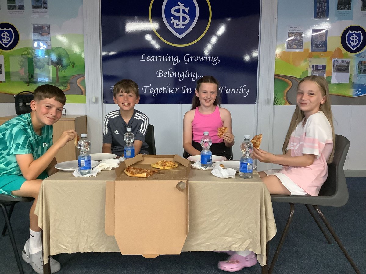 Congratulations to these Golden Ticket winners. They won the ‘golden table at lunch’ ticket. Yum!😋