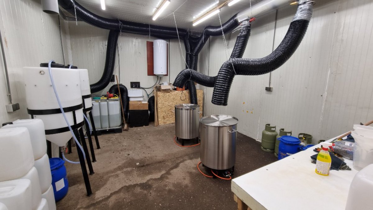Politie Tilburg eo (@pol_tilburg) on Twitter photo #Waalwijk Drie mannen en een vrouw zijn donderdag opgepakt omdat ze verdacht worden van betrokkenheid bij het produceren van drugs.
Lees het volledige bericht: politie.nl/nieuws/2025/ju…
via <a href="/Politie/">Politie Nederland</a> #Waalwijk Drie mannen en een vrouw zijn donderdag opgepakt omdat ze verdacht worden van betrokkenheid bij het produceren van drugs.
Lees het volledige bericht: politie.nl/nieuws/2025/ju…
via <a href="/Politie/">Politie Nederland</a>