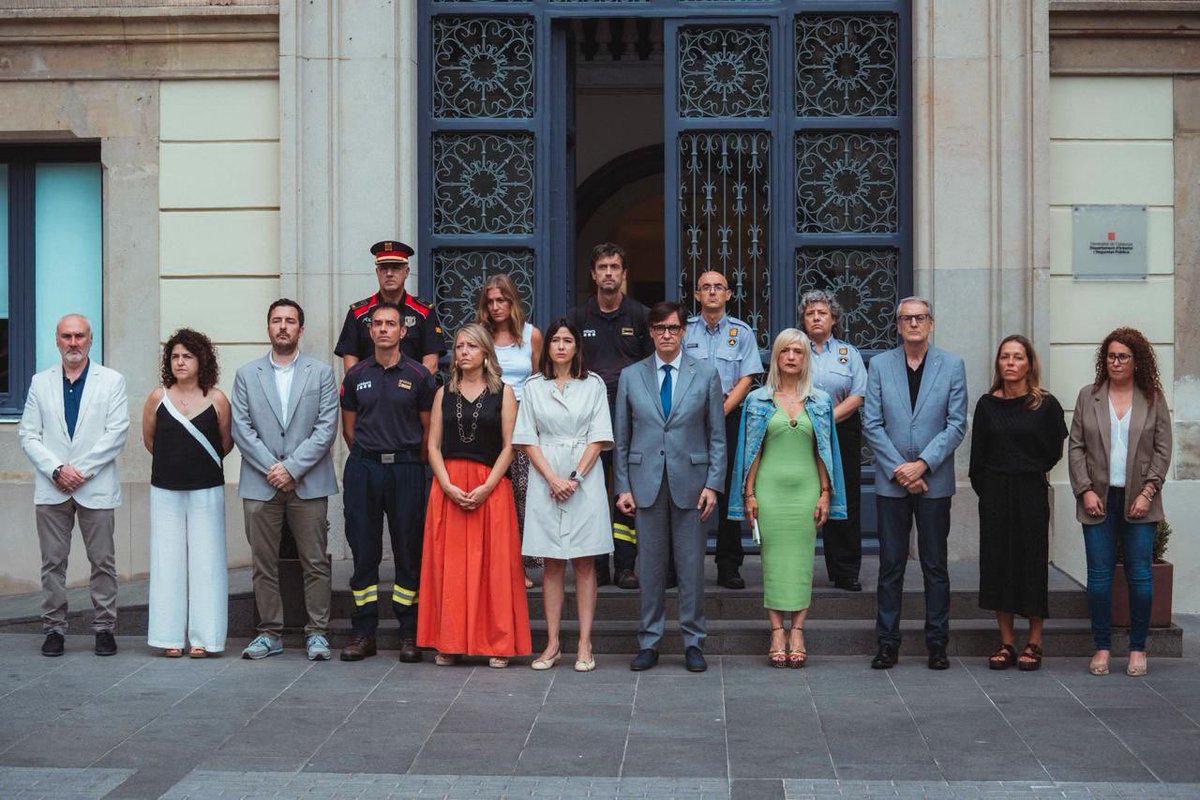 Delegació del Govern de Catalunya a Barcelona (@govbarcelona) on Twitter photo El president <a href="/salvadorilla/">Salvador Illa Roca</a>, la consellera <a href="/nuriaparlon/">Parlon #apeudecarrer #interioriseguretatpública</a> i la delegada <a href="/socpilardiaz/">Pilar Díaz</a> han participat en el minut de silenci en record del tècnic de la unitat EPAF del cos de <a href="/bomberscat/">Bombers</a> que va perdre ahir la vida durant les feines d’extinció de l’incendi forestal al Baix Ebre. El president <a href="/salvadorilla/">Salvador Illa Roca</a>, la consellera <a href="/nuriaparlon/">Parlon #apeudecarrer #interioriseguretatpública</a> i la delegada <a href="/socpilardiaz/">Pilar Díaz</a> han participat en el minut de silenci en record del tècnic de la unitat EPAF del cos de <a href="/bomberscat/">Bombers</a> que va perdre ahir la vida durant les feines d’extinció de l’incendi forestal al Baix Ebre.