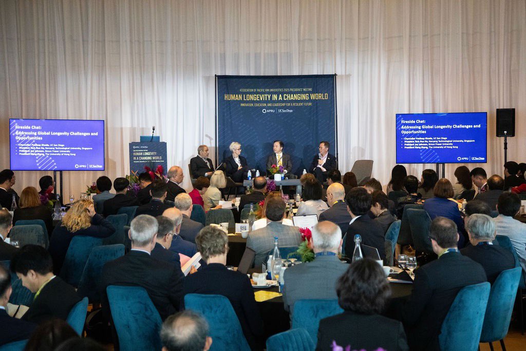 NTUsg's tweet photo. How can universities play a key role in addressing global longevity challenges? Together with fellow distinguished university leaders, #NTUsg President Professor Ho Teck Hua shared his thoughts in a fireside chat at the recent #APRU Annual Presidents' Meeting 2025 in the United States hosted by the University of California, San Diego. Using Singapore as an example, he noted that longer lifespans may be accompanied by more years in poor health, straining healthcare systems.
#NTUsgResearch #APRU2025
