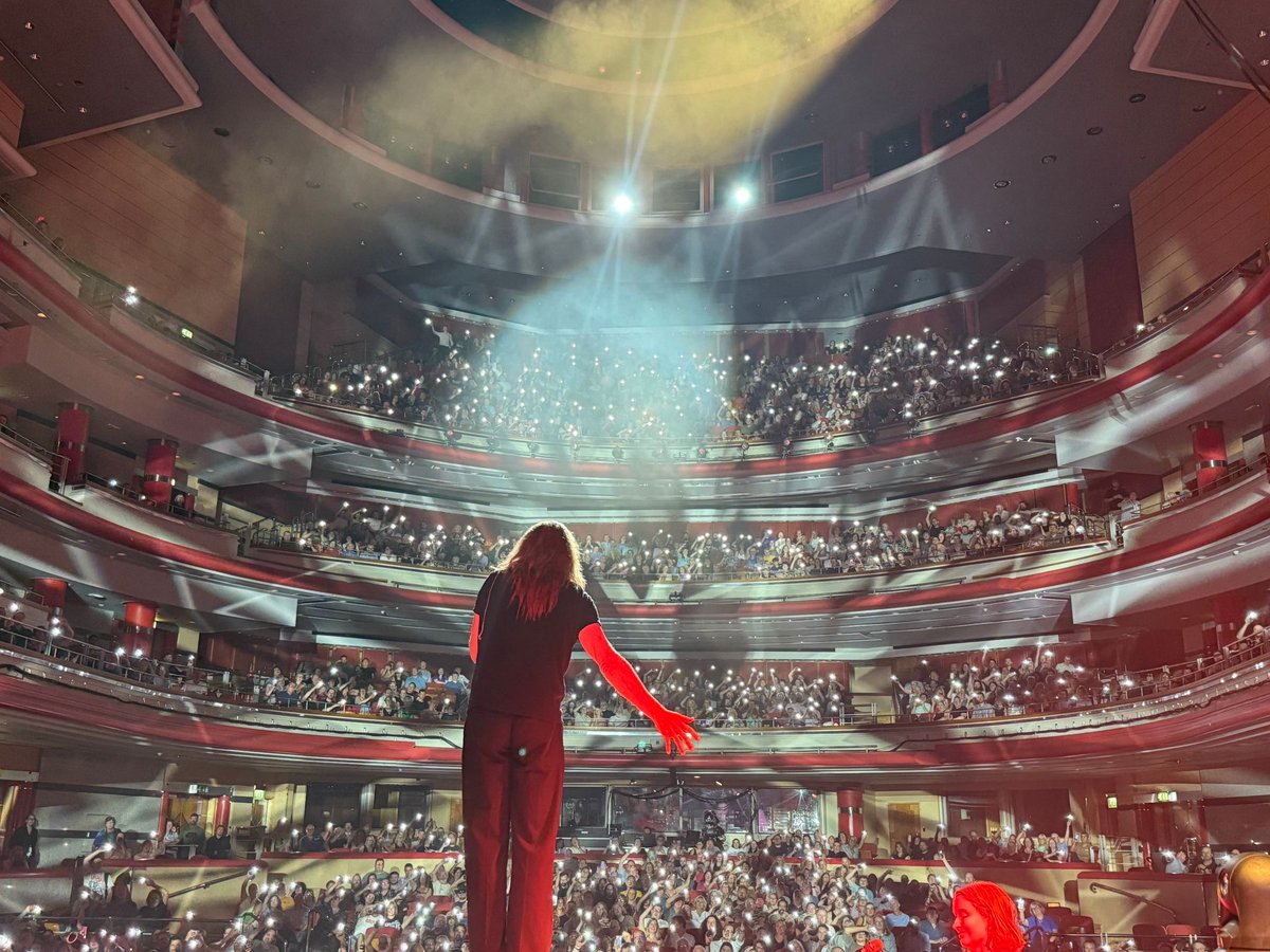 Back in brilliant Birmingham this week. Kendrick was playing across town, but we all know where the cool kids were. Symphony fuckin Hall, bitches. 🥰
Manchester Opera House again Sat and Sun!

Tour info &amp; more: linktr.ee/timminchin

📷 Jimi Love