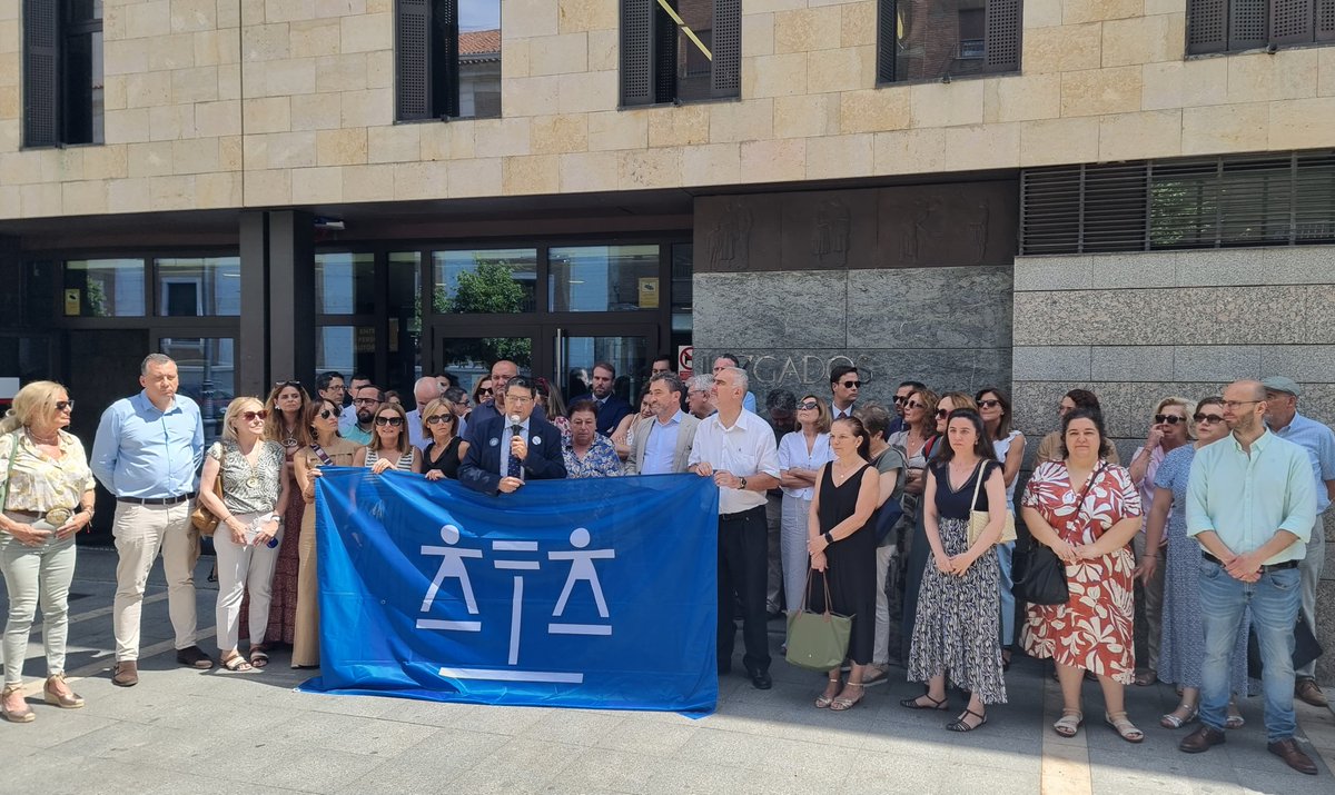 Hoy, los profesionales del Turno de Oficio del #ICAVA salimos a la calle en vísperas del Día de la #JusticiaGratuita para defender y reivindicar este servicio público esencial, que garantiza el acceso a la Justicia y el derecho de defensa de quienes más lo necesitan ⚖️