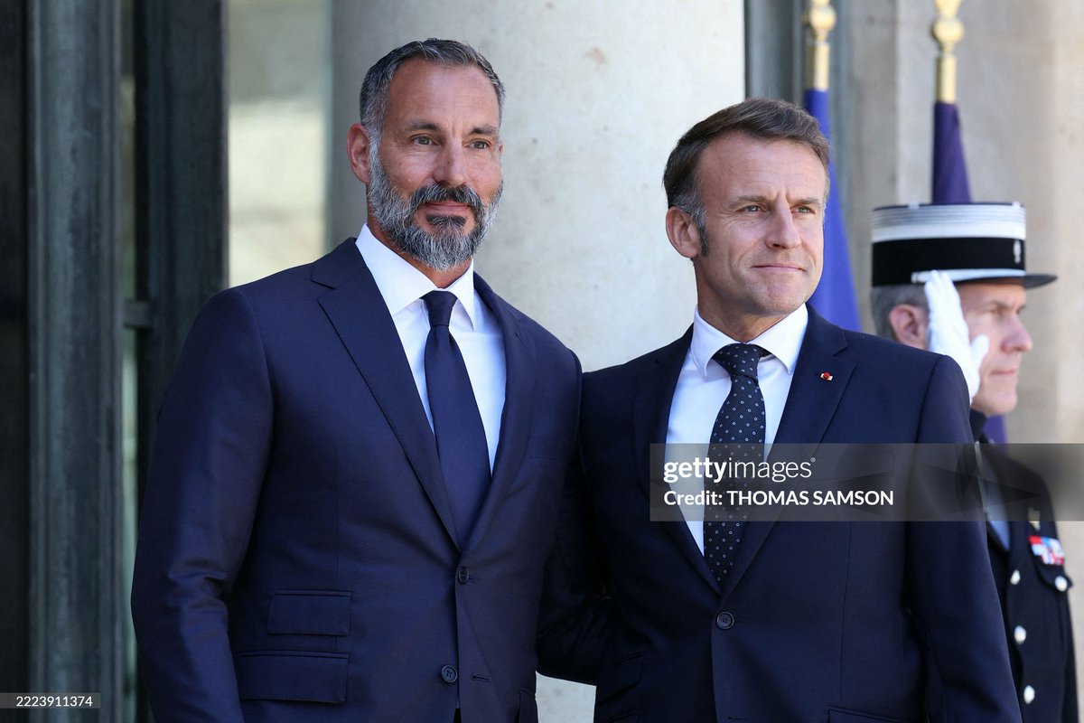President Emmanuel Macron welcomes Prince Rahim al-Hussaini, the Aga Khan V, upon his arrival at the presidential Élysée Palace for a working lunch in Paris on July 11, 2025.

📸 Thomas Samson