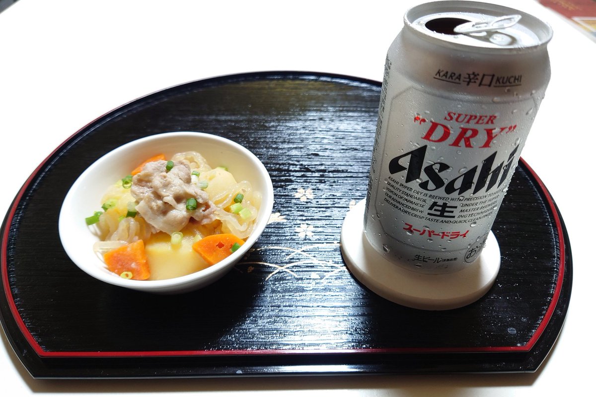 JvtGb3wzEestm19's tweet image. お疲れ様でした🙇
今日も１日暑かったです☀

孫たちの送迎も終わりました🎾

今日は各公園の巡回と公園の垣根の剪定と頑張って来ました💪

晩酌タイムです
酒の肴は…
八峰町岩館産の牡蠣です🦪
クリーミーでメチャクチャんめがったょー

小鉢は…
肉じゃがです🙋
えがったよ

んだばー
乾杯🍻✨🍺