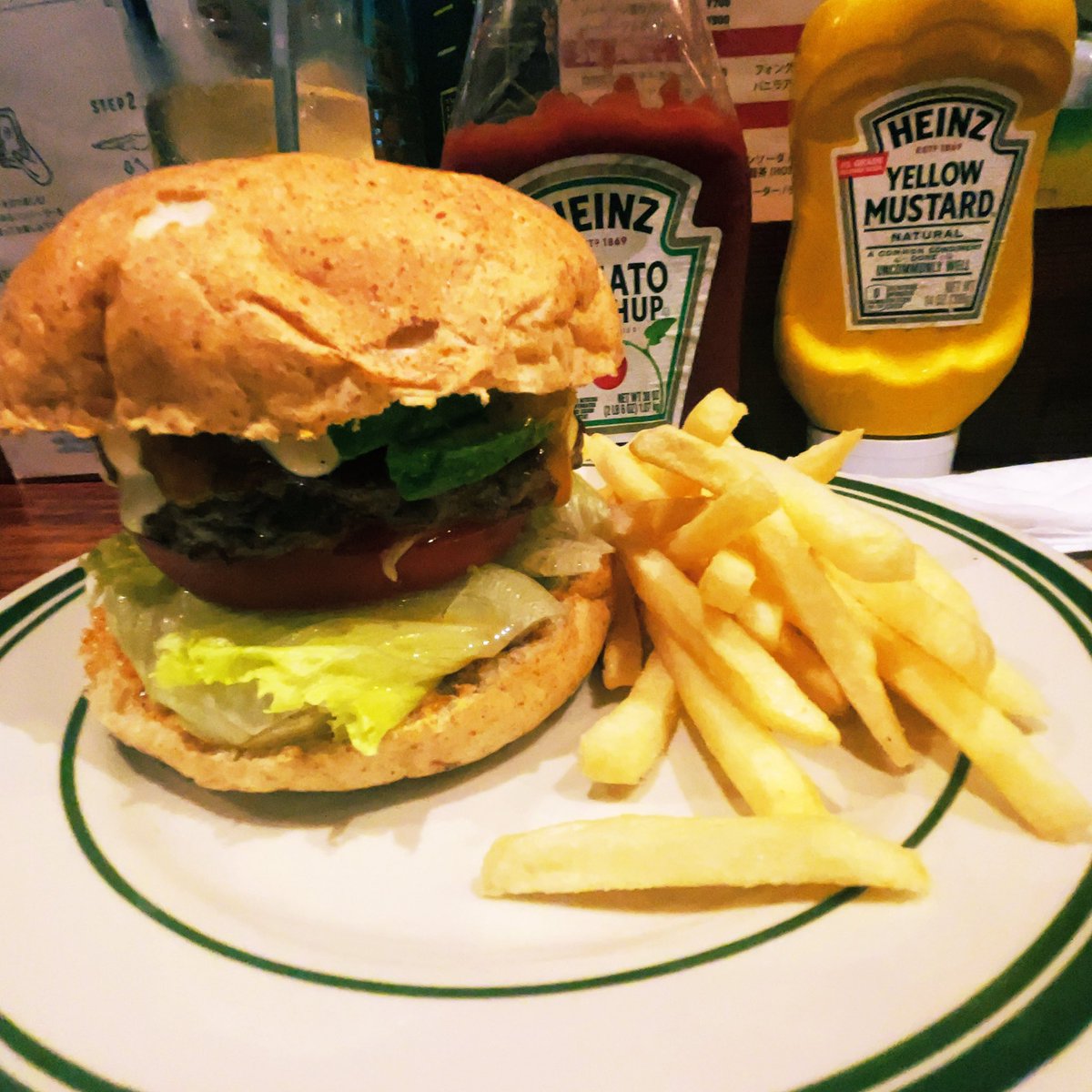 zannen_emmy's tweet image. 行ったことない店に1人でも飛び込んでみようは大事だなぁと思った。ご近所さんのお店がこんなに楽しそうなとこだったとは！そしてバーガー美味しかった！