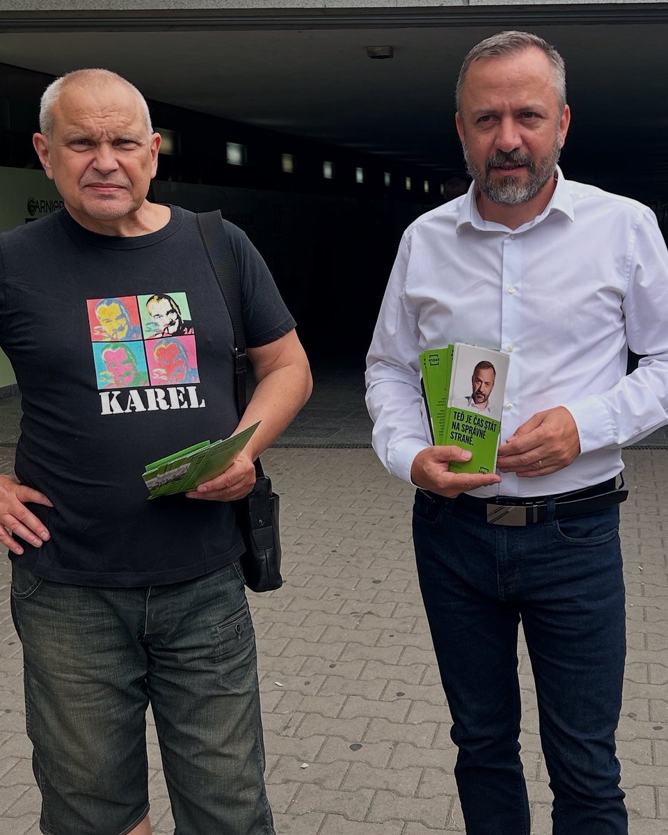 milos_novy's tweet image. Na žádné kampani nesmí chybět Karel. A tak byl s námi i včera na plzeňském vlakovém nádraží. ☺️