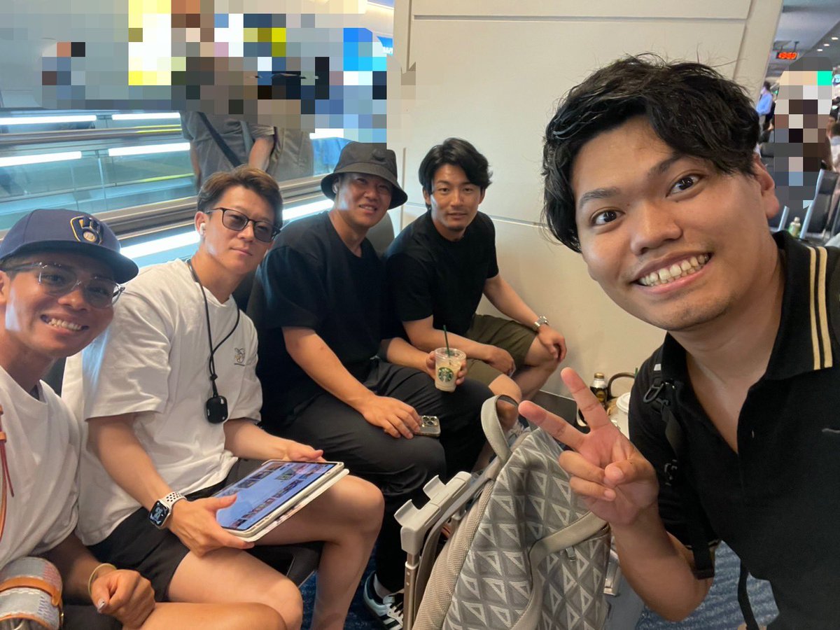 実は…昨日の空港での長い待ち時間の間に日ハムの選手の方々と遭遇してお写真撮っていただきました！！
北海道時代からずっと見てた方々だったので感動しました😂

不幸があったら嬉しいこともあるものなんですね🥹

首位チームのメンバーから力貰ったので頑張ります💪🏾