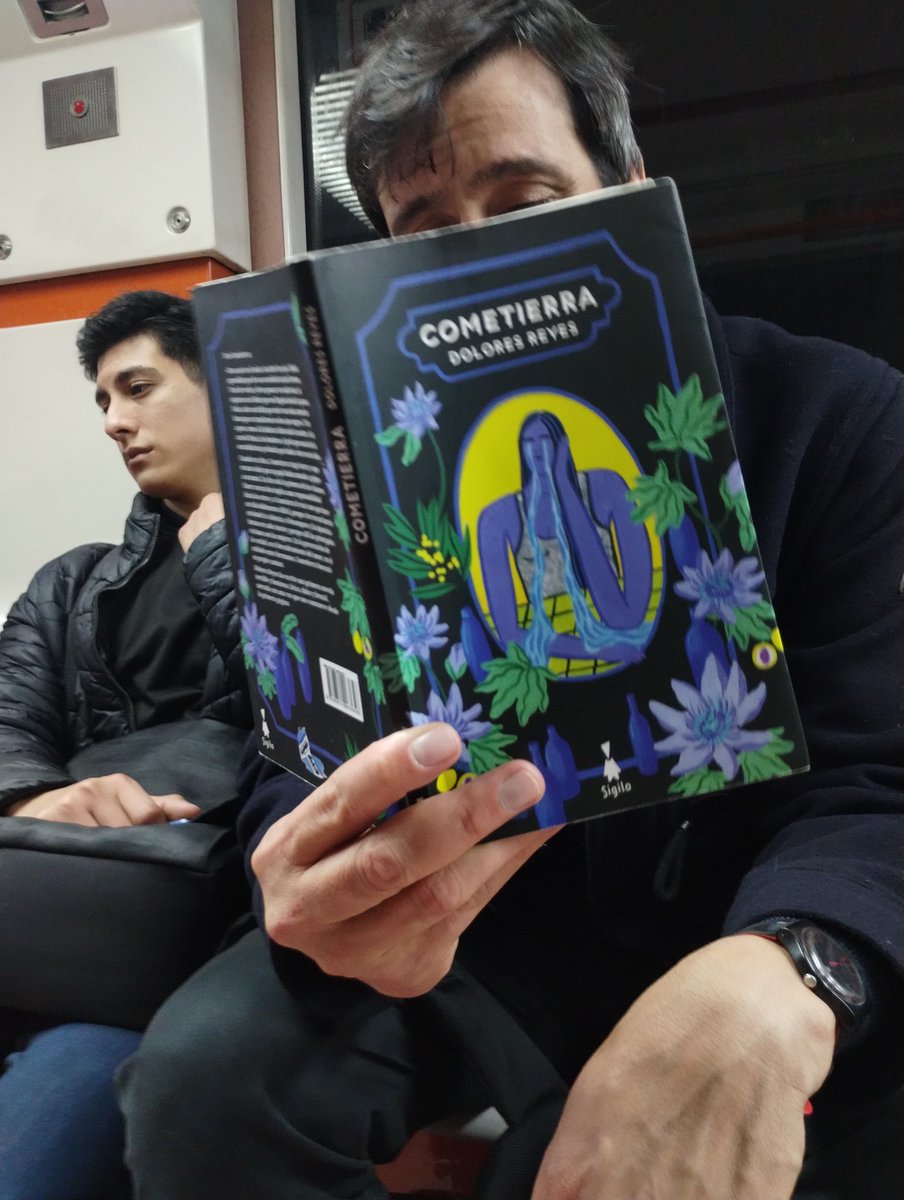 sublecturas's tweet image. "Cometierra", de Dolores Reyes en la Línea B. @EdSigilo. Gracias @sonia_novello 📷🚇😍