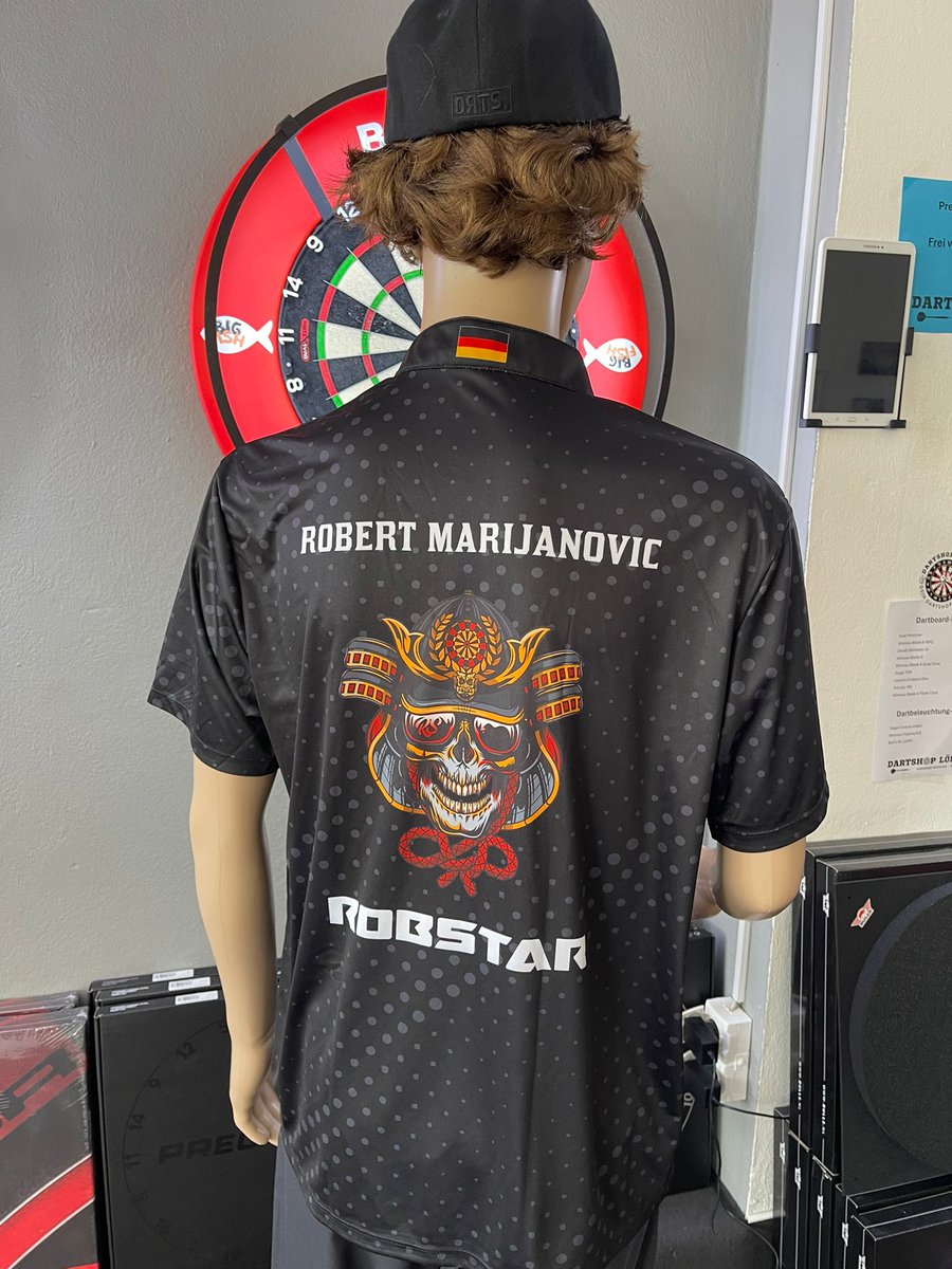 MyDartCoach's tweet image. ⭐ ROBSTAR IS BACK!

Hier seht ihr V1 des neuen Trikots von Robert Marijanovic – entworfen für seine Rückkehr auf den PDC-Circuit bei der Next Gen in Sindelfingen im August.

Für uns bei BigFish ist es eine echte Ehre, seine Trikots gestalten zu dürfen.

#robstar #bigfish