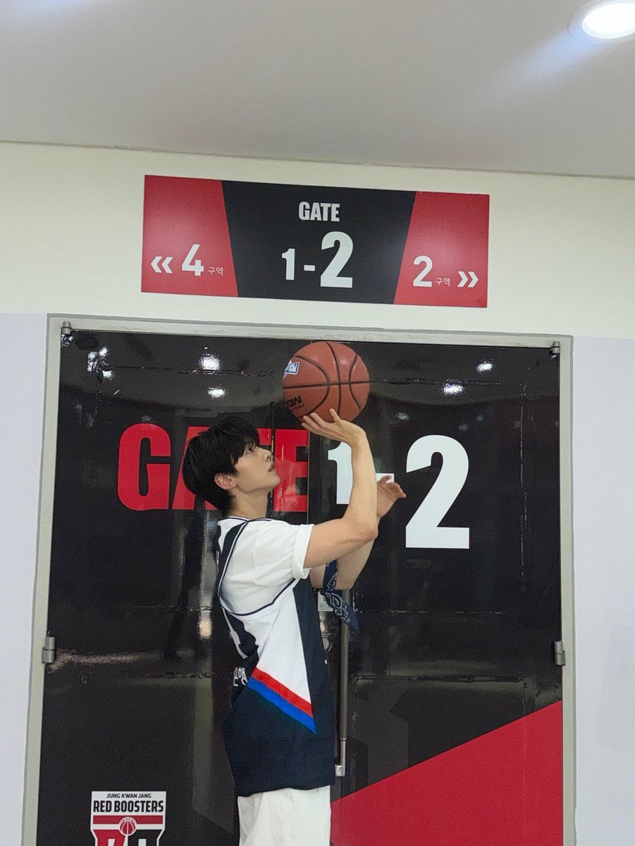 forseokmae's tweet photo. ✅️ archer
✅️ baseball player
🆕️ basketball player https://t.co/oh6WmNdldi