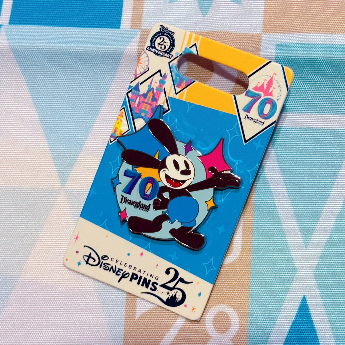 カリフォルニアディズニーランドリゾート70周年のオズワルドピンバッジ