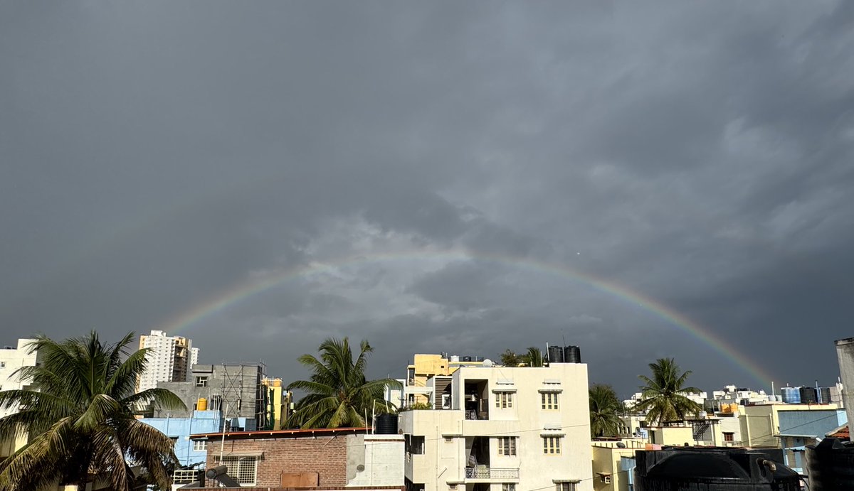 క్షణకాలముండి వెళ్ళిపోయినా, 

ఎప్పటికీ గుర్తుండిపోయే ఆనందమే వానవిల్లు 

Can you see a hint of a second rainbow?
