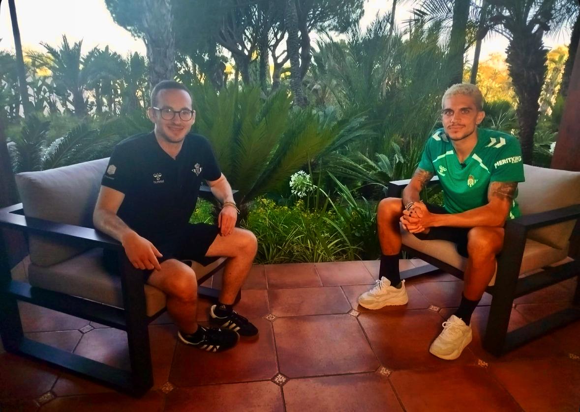 Real Betis RTV (@rtvbetis) on Twitter photo ¡El <a href="/RealBetis/">Real Betis Balompié 🌴💚</a> trabaja duro en Almancil! 💚
Desde las 14:30h sigue la actualidad del equipo en 'Diario Betis' con el enviado especial <a href="/PinedasilvaE/">Eloy Pineda</a> 💪
➡️ Además nos atiende en exclusiva <a href="/MarcBartra/">Marc Bartra</a> 👌 ¡El <a href="/RealBetis/">Real Betis Balompié 🌴💚</a> trabaja duro en Almancil! 💚
Desde las 14:30h sigue la actualidad del equipo en 'Diario Betis' con el enviado especial <a href="/PinedasilvaE/">Eloy Pineda</a> 💪
➡️ Además nos atiende en exclusiva <a href="/MarcBartra/">Marc Bartra</a> 👌