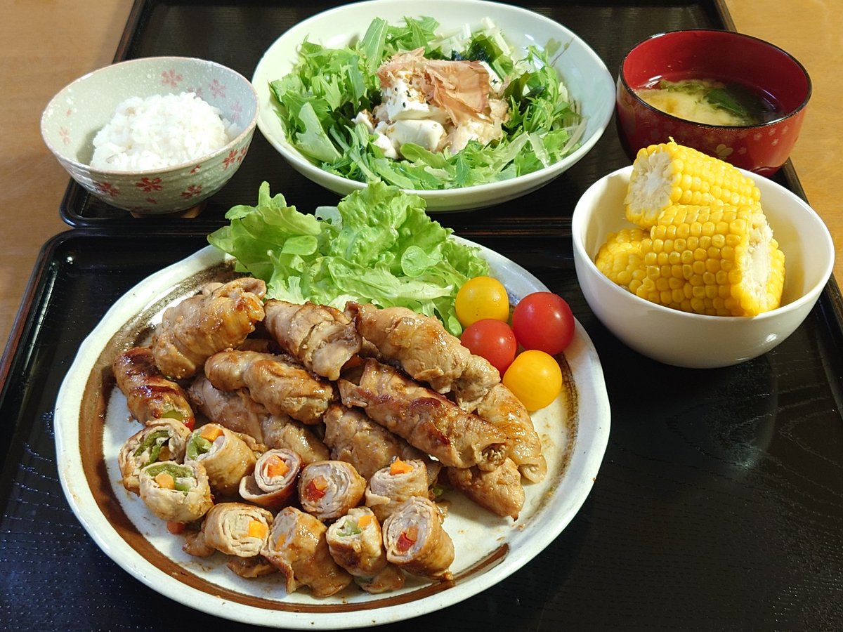 Tomi_01_26's tweet image. おつかれさまです🙇
豚肉の野菜巻き
豆腐サラダ
とうもろこし
小松菜、じゃがいも、ネギのみそ汁
残っていた野菜を使いました🥕🫑
#おうちごはん