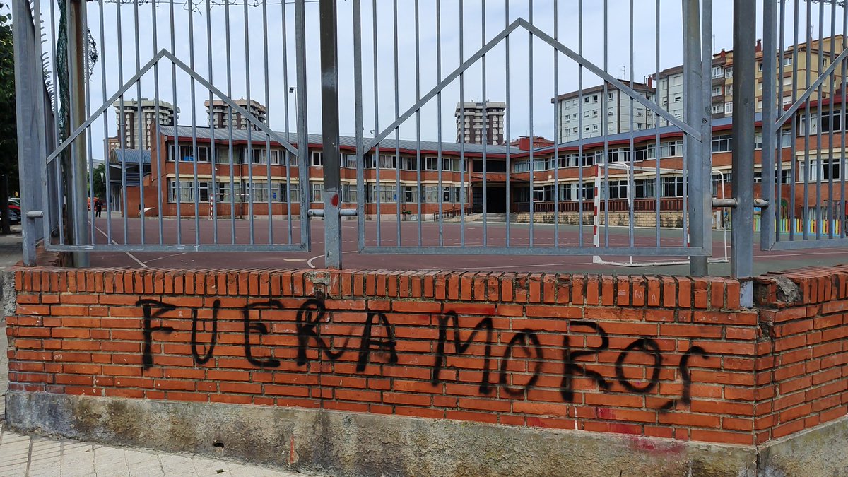 Hace falta ser un miserable para hacer esta pintada en un colegio.

Esto es lo que engendra la presencia de la extrema derecha en las instituciones, pero, sobre todo, esto es lo que engendran aquellos que les dan voz y los legitiman.