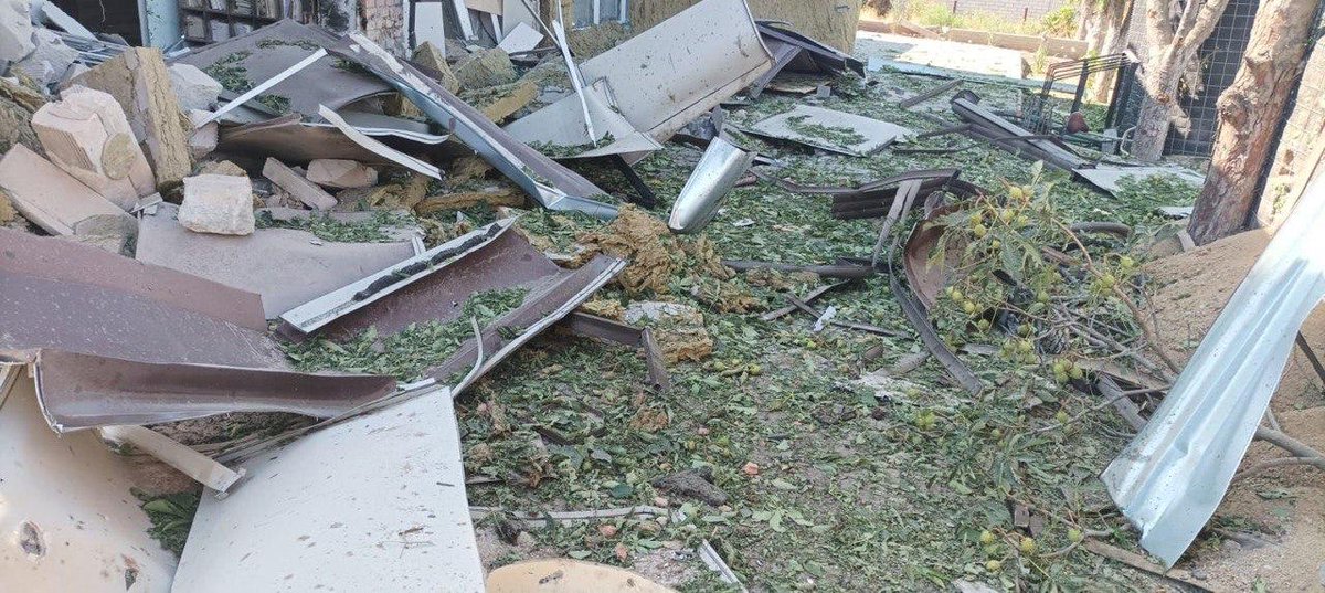 Prokudin__'s tweet image. This is a medical facility in Bilozerka, Kherson region.
This morning, it was targeted by Russian artillery.
The attack killed a woman. A patient and two medical workers were also injured.
My condolences to the family of the deceased. I wish a speedy recovery to the wounded.
