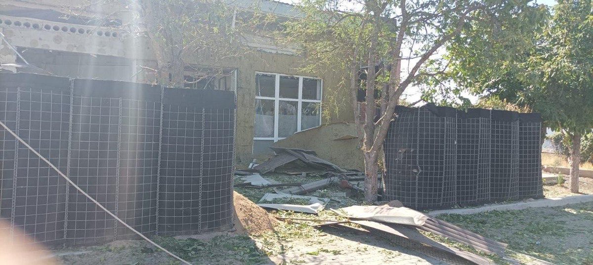 Prokudin__'s tweet image. This is a medical facility in Bilozerka, Kherson region.
This morning, it was targeted by Russian artillery.
The attack killed a woman. A patient and two medical workers were also injured.
My condolences to the family of the deceased. I wish a speedy recovery to the wounded.