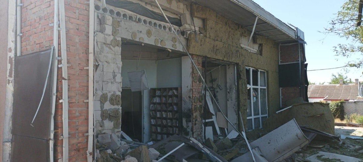 Prokudin__'s tweet image. This is a medical facility in Bilozerka, Kherson region.
This morning, it was targeted by Russian artillery.
The attack killed a woman. A patient and two medical workers were also injured.
My condolences to the family of the deceased. I wish a speedy recovery to the wounded.