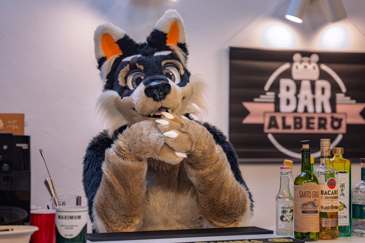 今日は、何飲む～～❓❓
水～～❓💧💧💧

📷（<a href="/denwafox1/">すかし</a>）
#FursuitFriday