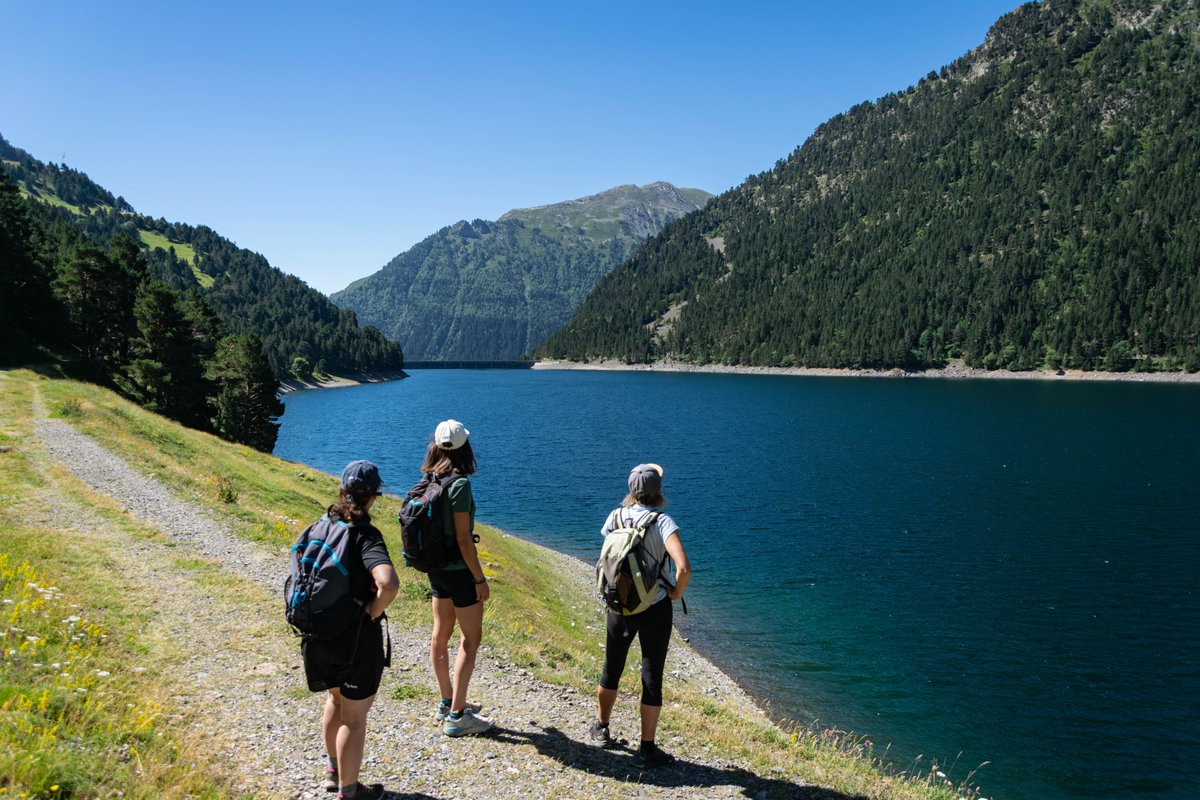 🏔️Accéder à ce paysage, sans prendre la voiture, au départ de Saint-Lary Soulan ?
C’est possible avec le Panoramique Espiaube, qui comprend :
- La Télécabine Village
- La navette pour rejoindre le secteur d’Espiaube
- La Télécabine Espiaube
La randonnée en photo : lac de l’Oule