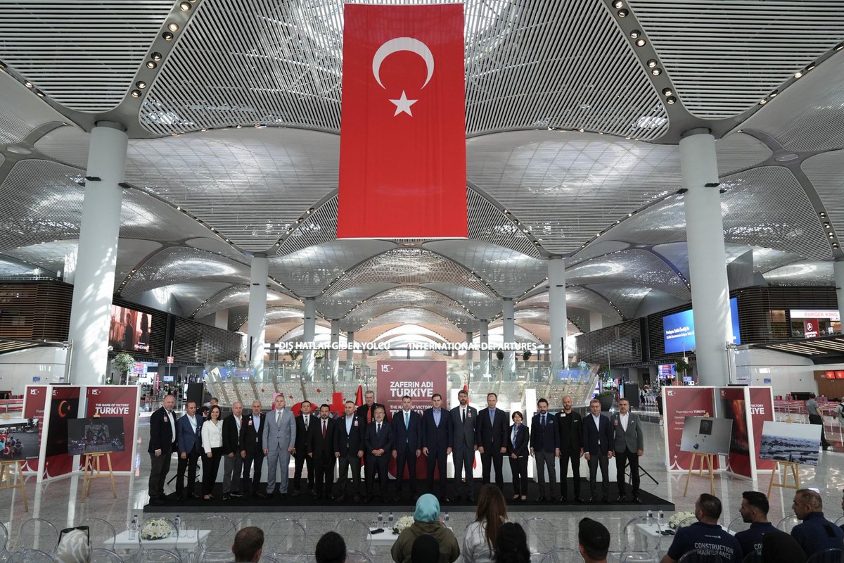 Cumhurbaşkanlığı İletişim Başkanlığımız, İstanbul Havalimanı işletmecisi İGA ve 15 Temmuz Derneği iş birliğinde İstanbul Havalimanı Dış Hatlar Gidiş Terminali'nde, "Zaferin Adı Türkiye, 15 Temmuz Demokrasi ve Millî Birlik Günü" sergisi açıldı.

iletisim.gov.tr/turkce/duyurul…