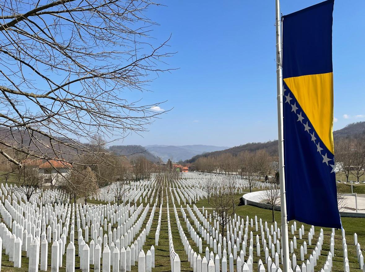 DefensieMin's tweet image. Nu 30 jaar na de genocide in Srebrenica blijft de pijn voelbaar.
We herdenken slachtoffers, leven mee met nabestaanden, erkennen wat mis ging.
Dutchbat opereerde in onmogelijke omstandigheden. Ik heb respect voor hun inzet. En probeer littekens om te zetten naar lessen voor nu.