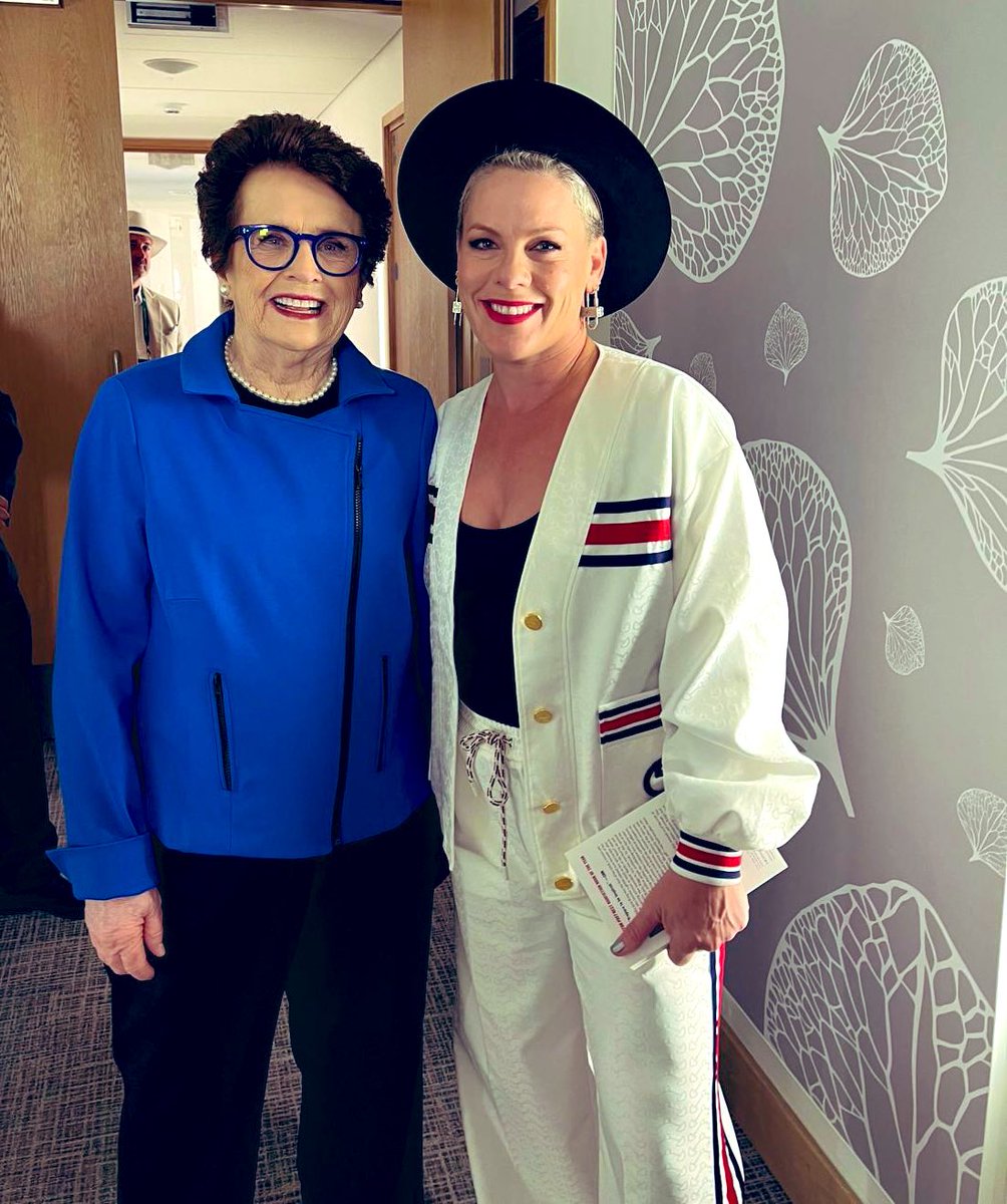 BillieJeanKing's tweet image. Pink always brings the party to #Wimbledon.
Throwing it back to last year when we spent some time together at The Championships.
#FlashbackFriday