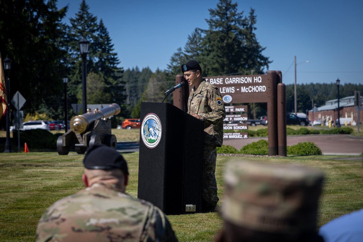 I_Corps's tweet image. Change of command 🇺🇸
This week I Corps & @JBLM_PAO bid farewell to COL Kent Park, whose leadership shaped Garrison through investment in people, families & the civilian workforce
Now, the guidon passes to COL Joseph Handke, who is ready to build on the momentum