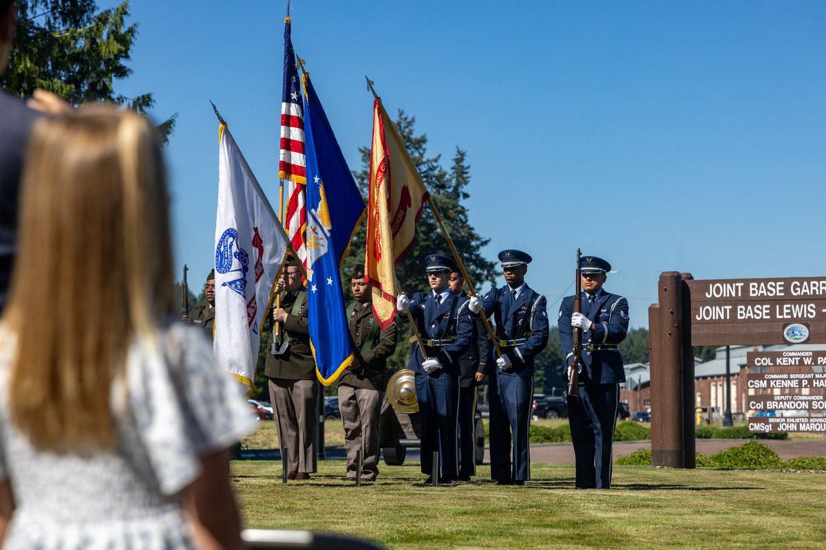 I_Corps's tweet image. Change of command 🇺🇸
This week I Corps & @JBLM_PAO bid farewell to COL Kent Park, whose leadership shaped Garrison through investment in people, families & the civilian workforce
Now, the guidon passes to COL Joseph Handke, who is ready to build on the momentum