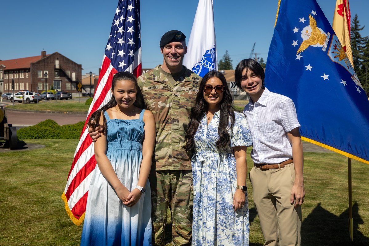 I_Corps's tweet image. Change of command 🇺🇸
This week I Corps & @JBLM_PAO bid farewell to COL Kent Park, whose leadership shaped Garrison through investment in people, families & the civilian workforce
Now, the guidon passes to COL Joseph Handke, who is ready to build on the momentum
