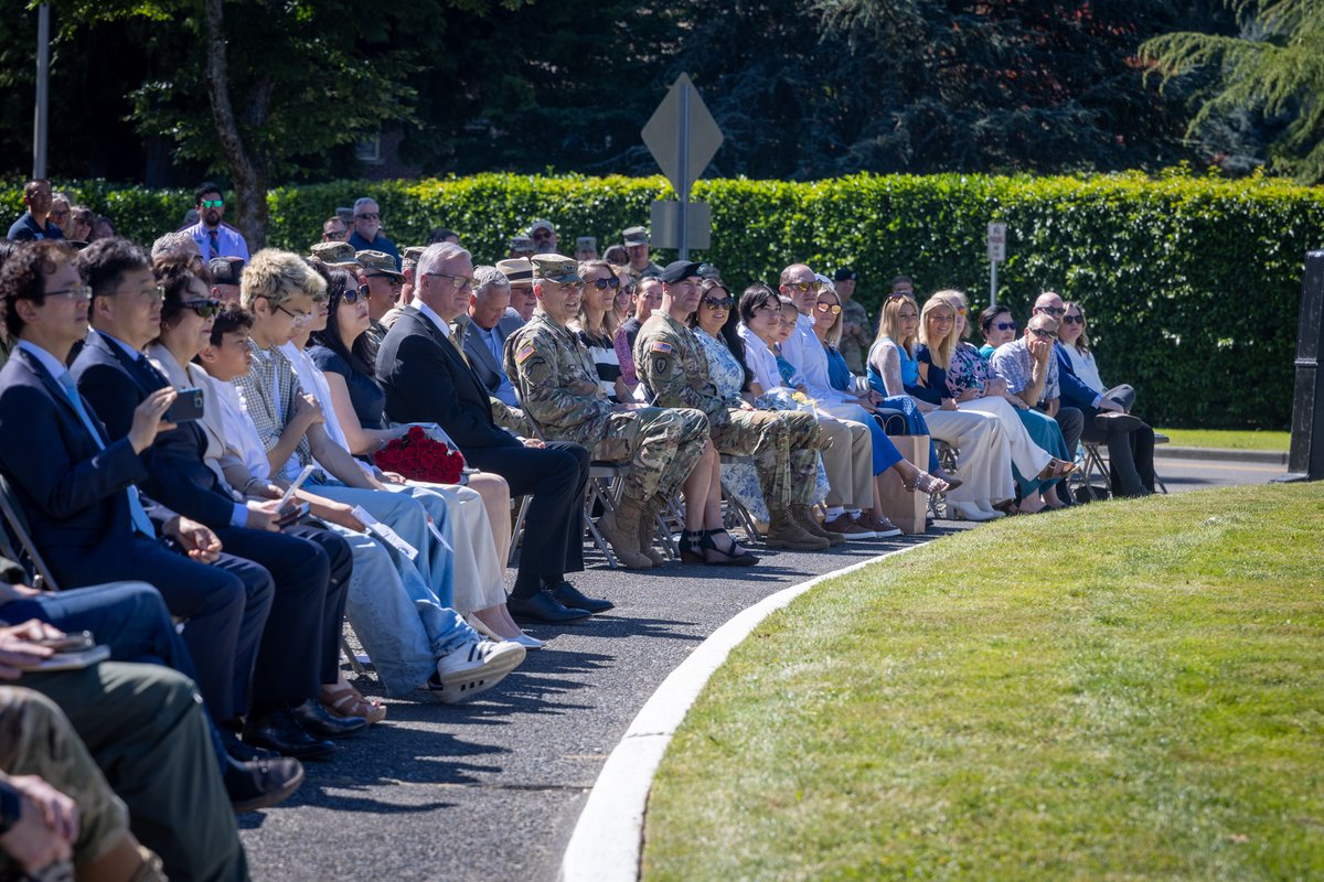 I_Corps's tweet image. Change of command 🇺🇸
This week I Corps & @JBLM_PAO bid farewell to COL Kent Park, whose leadership shaped Garrison through investment in people, families & the civilian workforce
Now, the guidon passes to COL Joseph Handke, who is ready to build on the momentum