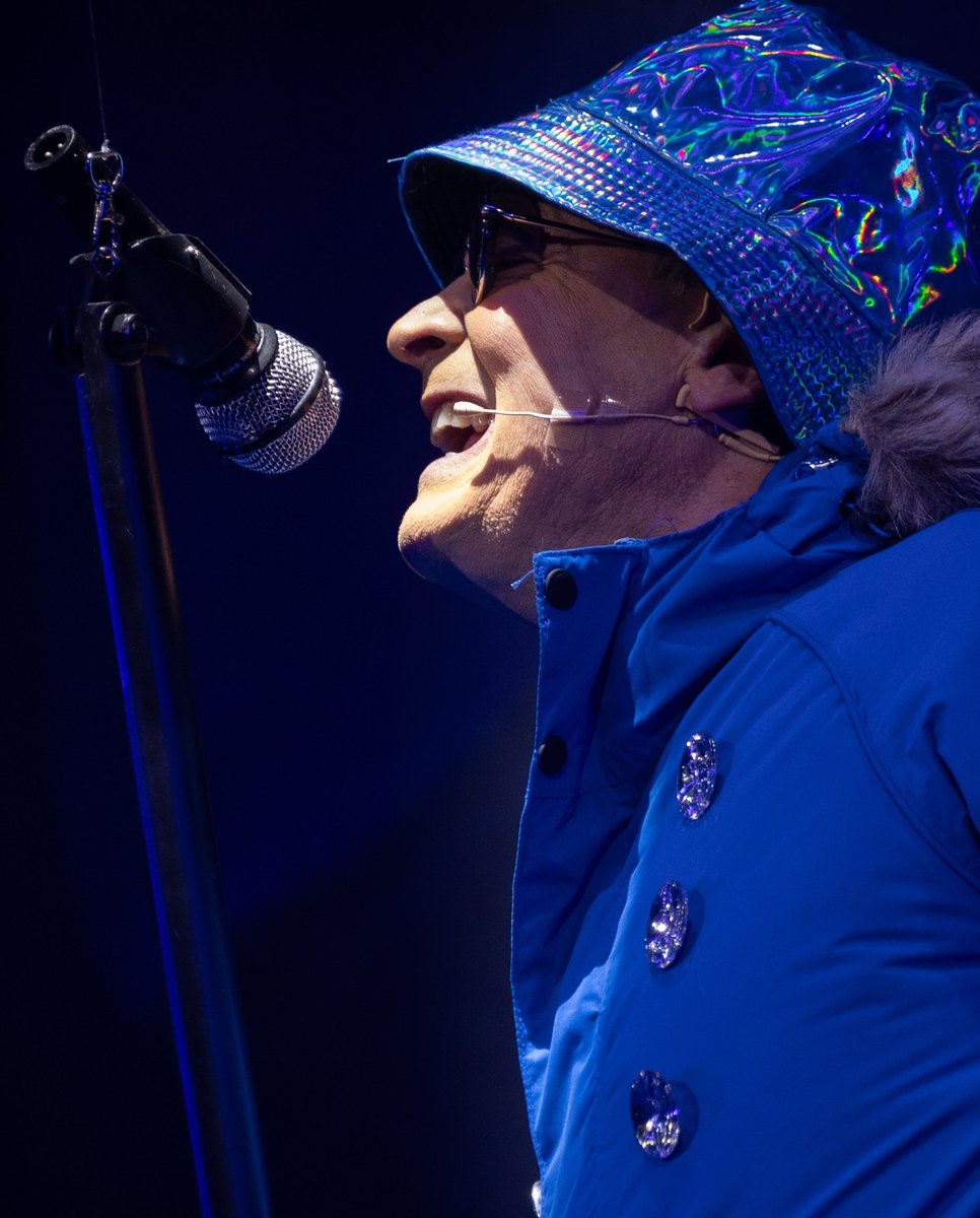 🎤 "You gotta roll with it..." 🎤 As Oasis hits Manchester this weekend, we’re throwing it back to when Steve Royle brought full Gallagher swagger to Cinderella at Blackpool Grand Theatre...

Last year, Steve was causing Definitely Maybe-level chaos as Buttons and winning the