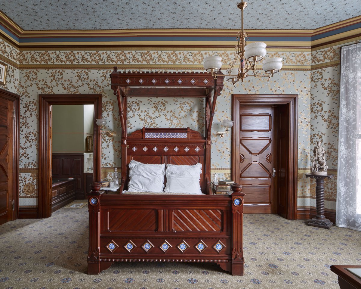 JohnCanningCo's tweet image. We had the honor of working at the Mark Twain House during our project to restore the Mahogany Suite. Our project included the use of traditional methods to consolidate plaster, refinish the woodwork, perform gilding, and install reproduction wallpaper.
📸RobertBensonPhotography