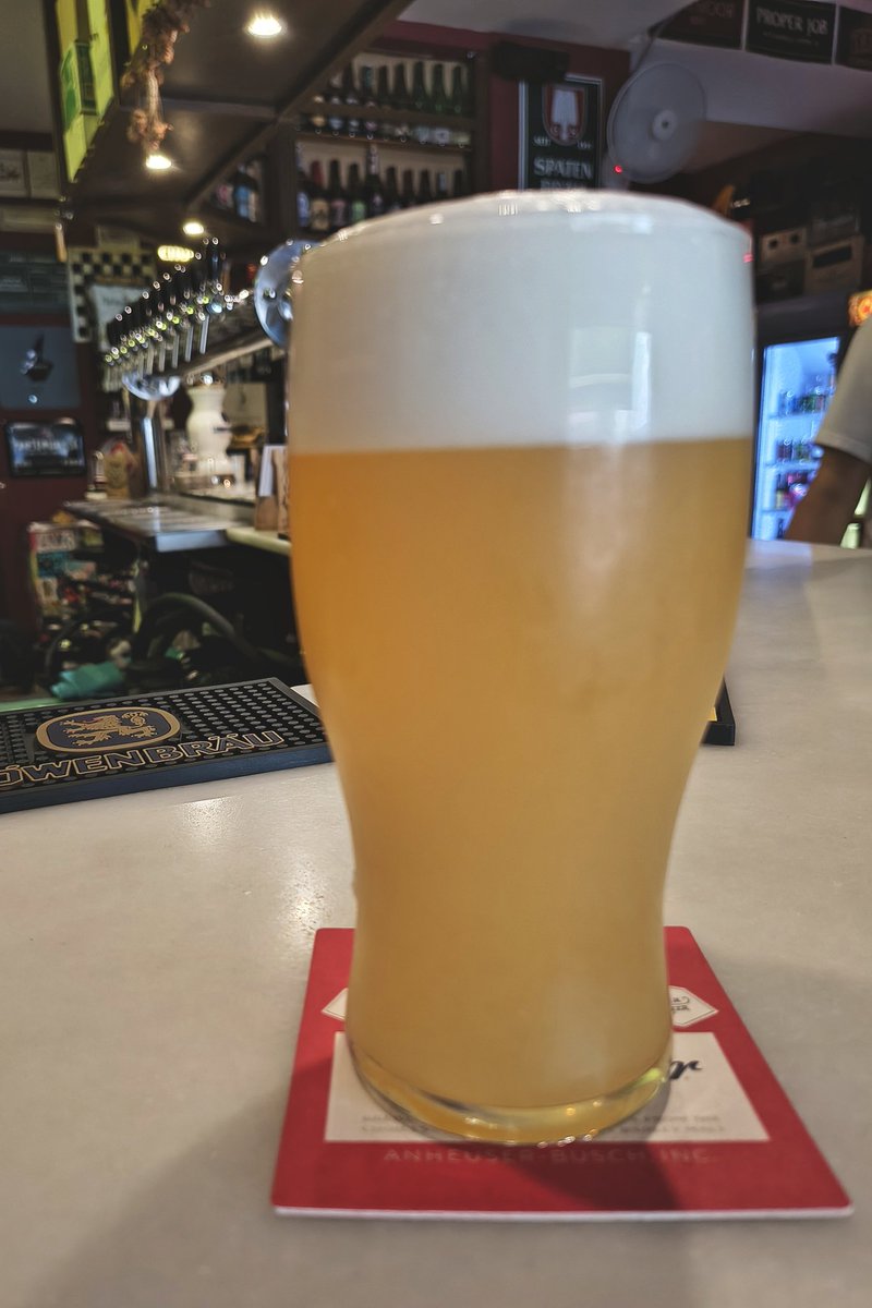 "Moáis Vives" de Caleya, DDHH IPA con lúpulos Citra, Motueka, Amarillo y Nelson Sauvin. Muy rica, la verdad, unos cracks estos paisanos míos 🤘🏻🍻