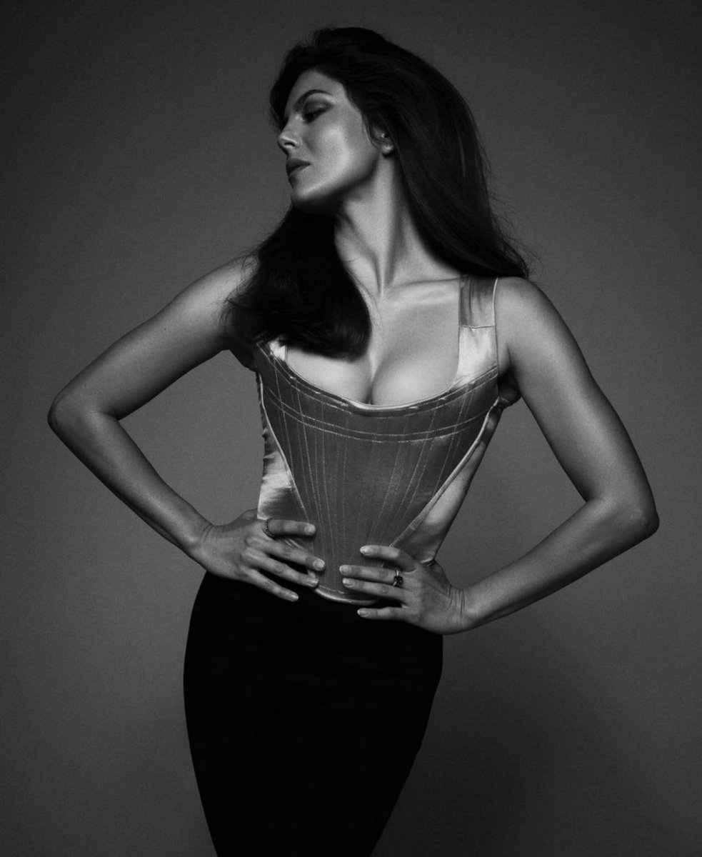 MBarbaroUpdates's tweet image. Oldies but goodies.
📷 | Monica for Foxes Magazine in their January 2023 issue.