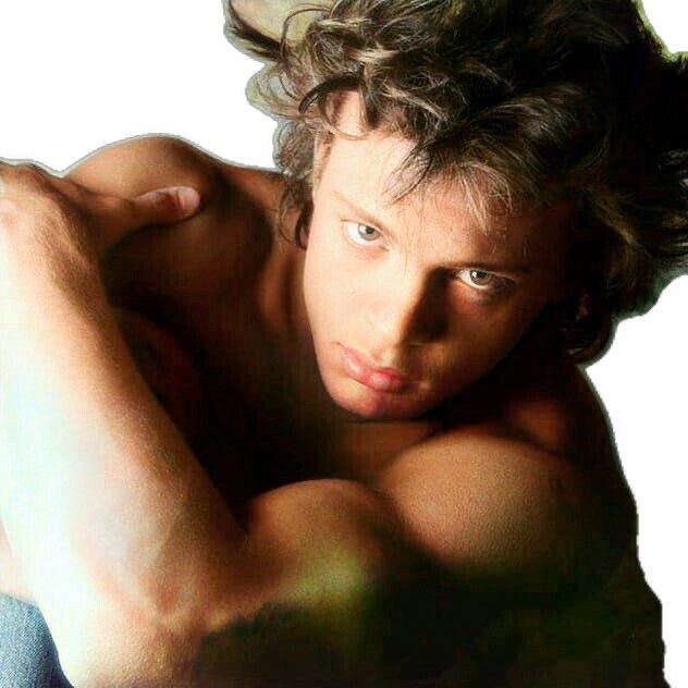 LUISMIARCHIVE's tweet photo. Luis Miguel. https://t.co/Qcd1cDsmbp