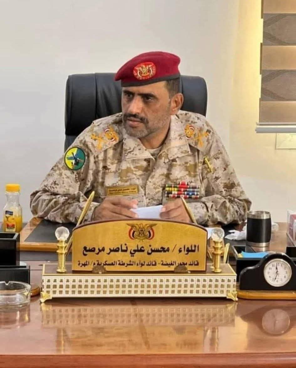 قائد محور المهرة رفض الوساطات القبلية لإخراج الزايدي المتهم بالانتماء للحوثيين. القانون فوق القبيلة، والمهرة ليست حظيرة شيوخ. كل من يحاول العبث سيُحسم أمره! #الشهيد_العميد_عبدالله_زايد #ادفنوا_ابوهم_في_الصحراء