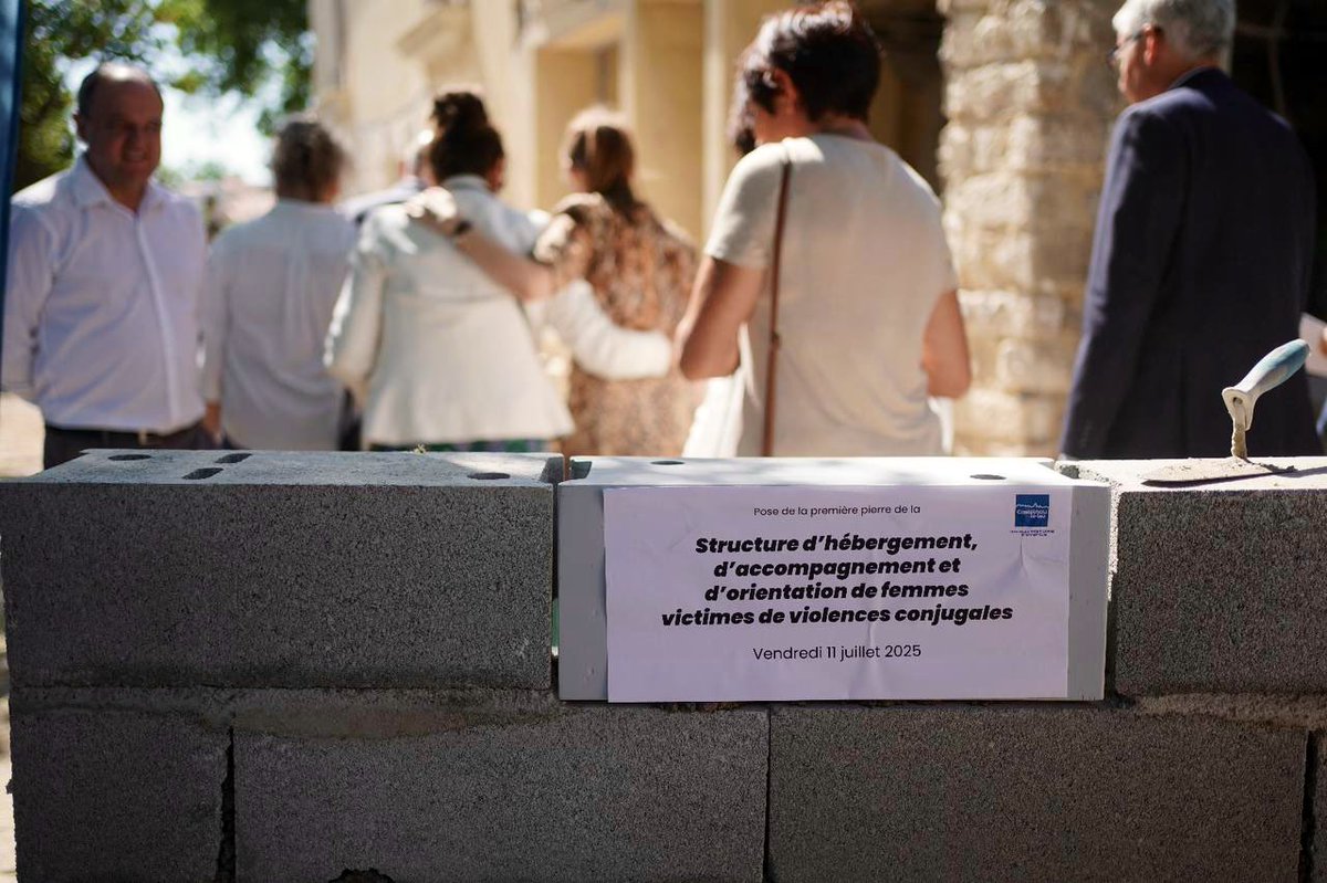 Ne jamais laisser une femme seule face aux violences. 

Partout l'Etat est et sera au rendez-vous pour soutenir les communes qui s'engagent.

À Castelnau-le-Lez pour la pose de la première pierre de la Maison des femmes, havre de paix avec 5 hébergements d'urgence.